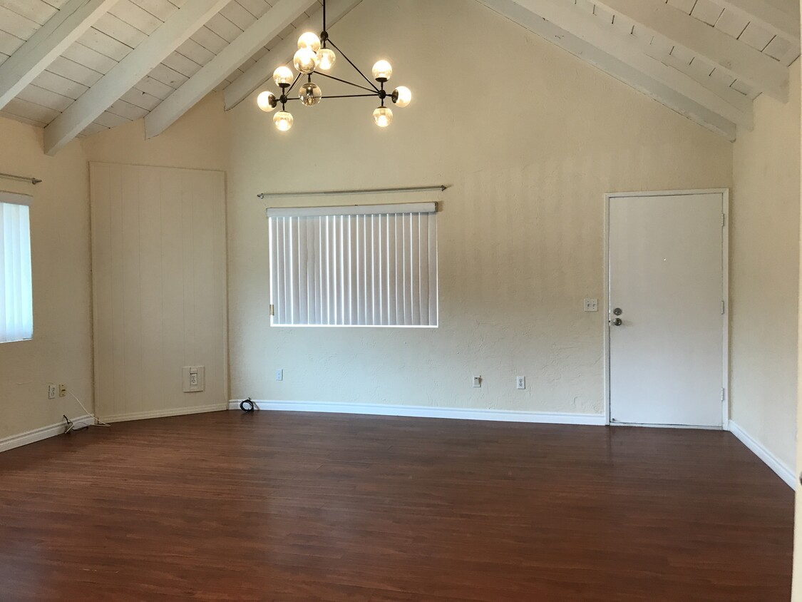 Living Room - 2201 Vanderbilt Ln