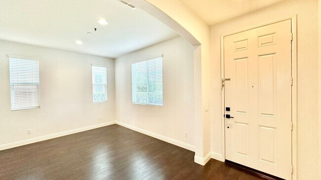 Foto del edificio - Beautifully Updated Two-Story Home in Lake...