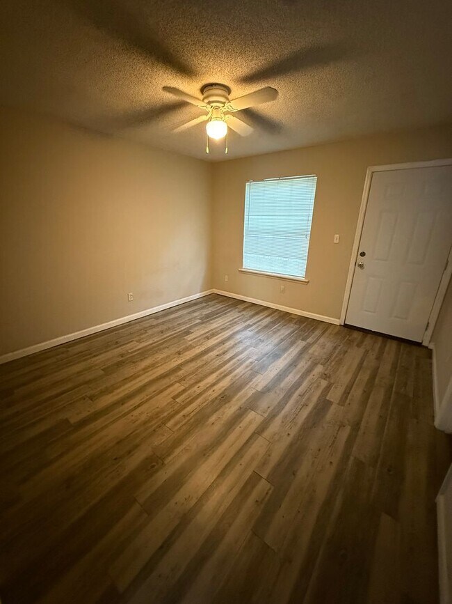 Foto del edificio - 3 Bed Townhouse on Nuggett Lane, available...
