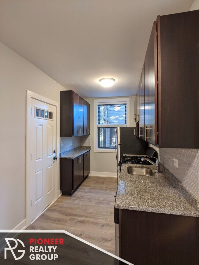 Foto del edificio - 713 W Brompton Ave