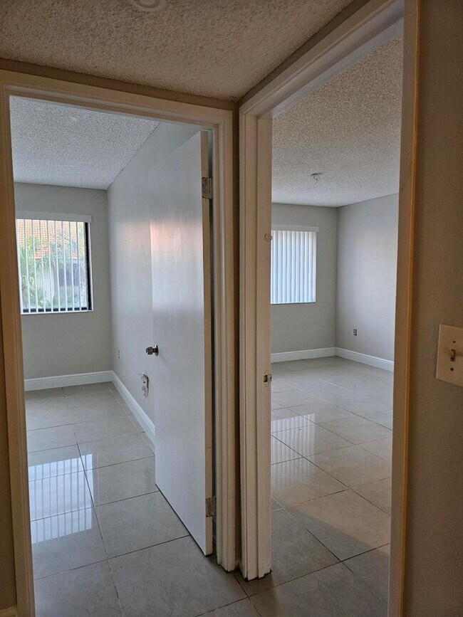 Foto del edificio - 8455 Coral Lake Way