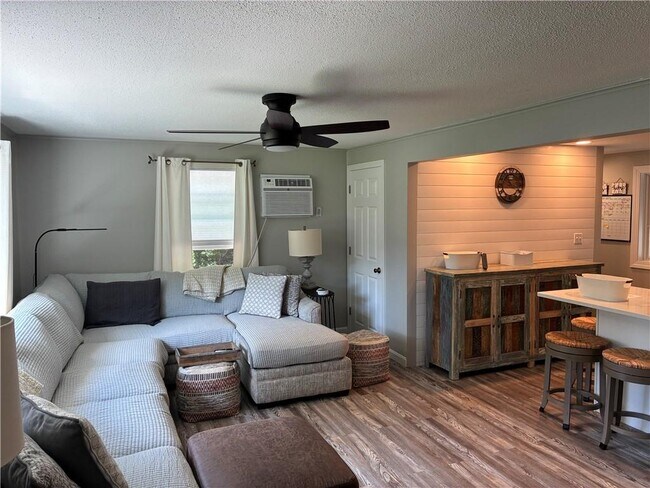 Foto del edificio - 283 BALSAM Rd