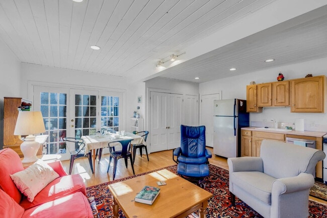 Building Photo - 252r High St