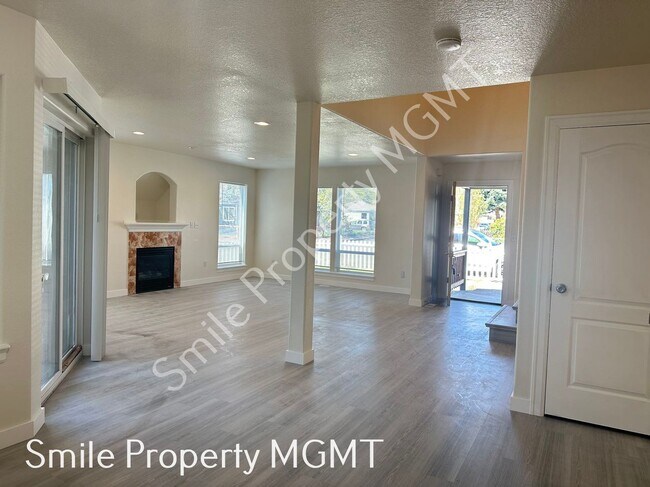 Foto del edificio - A beautiful 2-story townhouse attached with a single car garage!