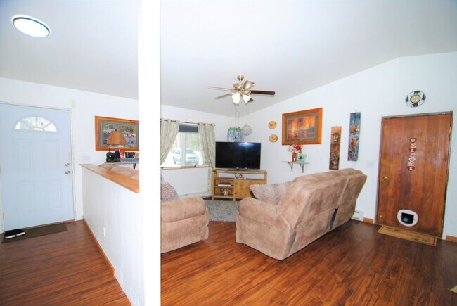 Foto del edificio - 3 Bed / 2 Bath / 2 Car Garage Ranch Style ...
