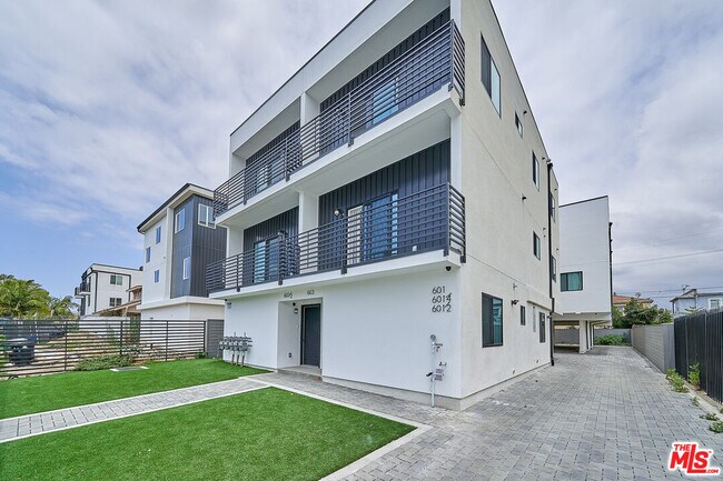 Foto del edificio - 603 W 41st Pl