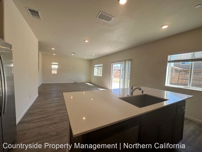 Foto del edificio - 6 br, 4.5 bath House - 4268 Freemark Avenue