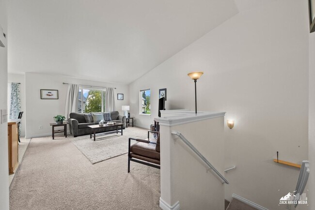 Building Photo - Townhouse — Beautiful 3-Bed / 2-Bath, 2-St...