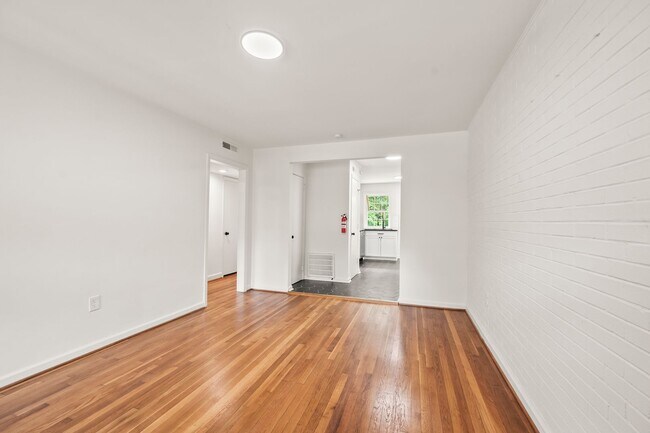 Foto del edificio - 1640 W Northwest Blvd
