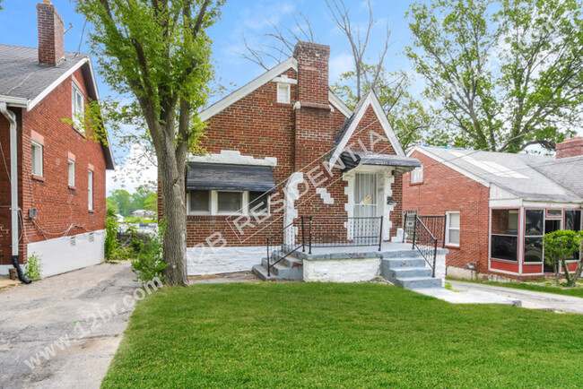 Building Photo - 2-Bedroom Home with Bonus Space and Back P...