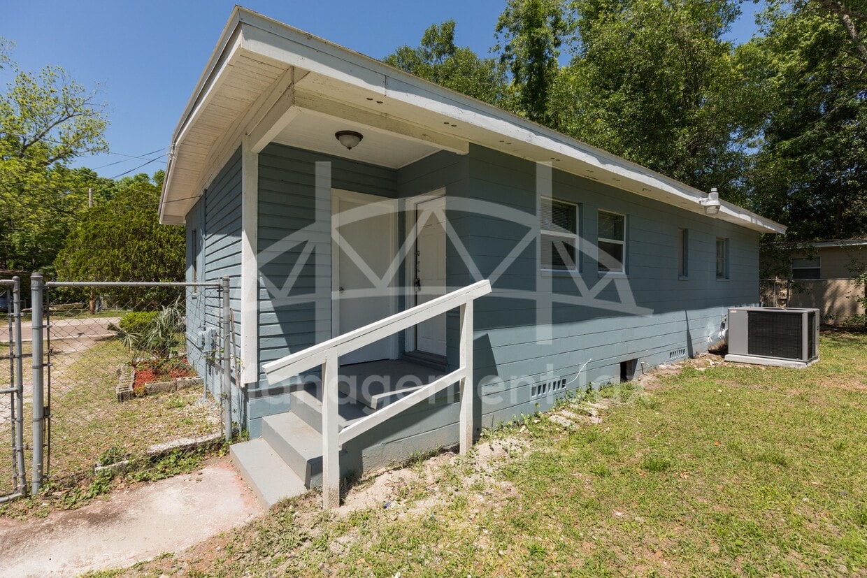 Foto principal - 1922 Maclean Rd