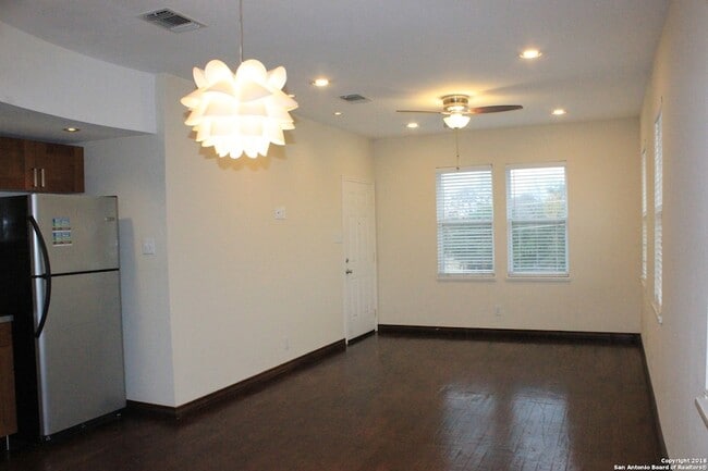 Foto del edificio - 810 E Ashby Pl