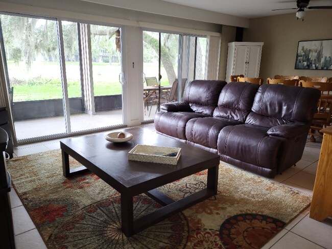 Foto del edificio - 681 Olde Camelot Cir