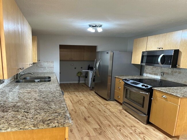 Building Photo - 605 Lakeside Dr