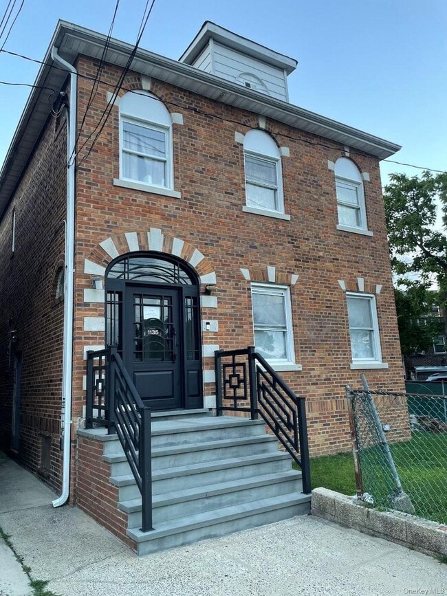 Building Photo - 1135 Waring Ave