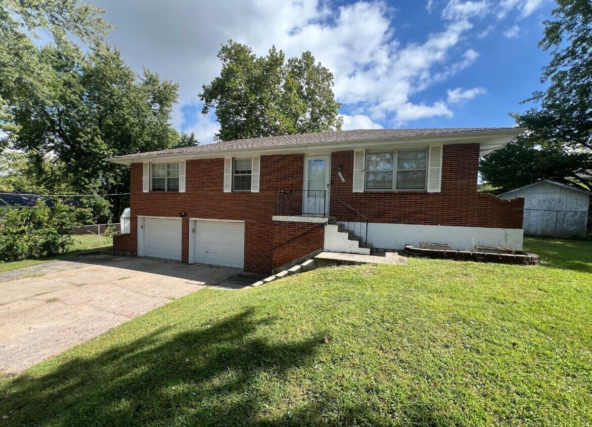 Primary Photo - Spacious 3 Bedroom Home with Bonus Basemen...