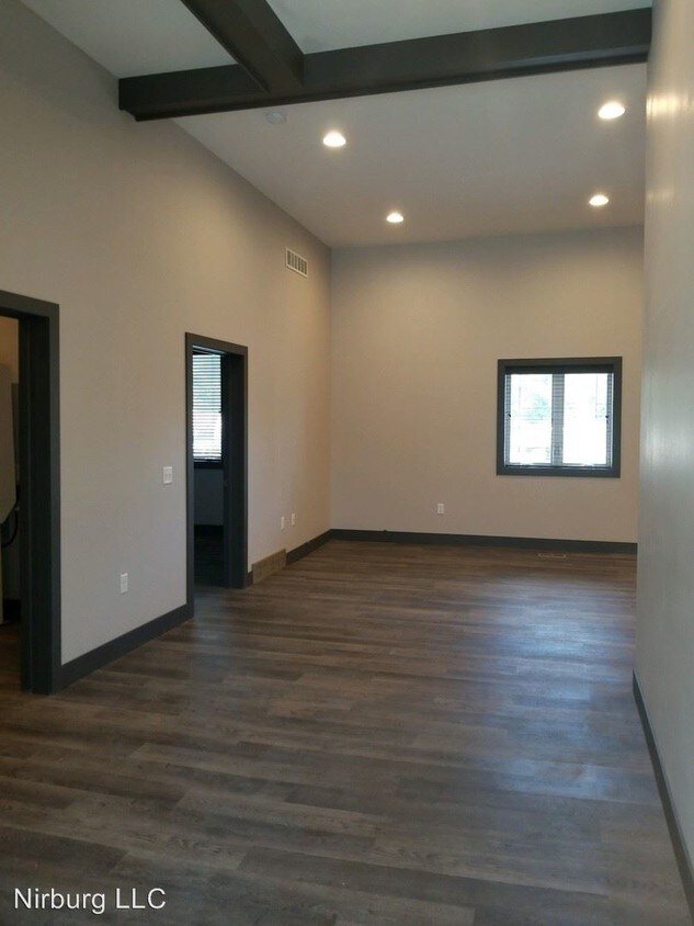 Building Photo - 316 E Willow St