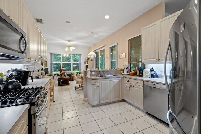 Building Photo - 3 BR 2BA CBS home in the gated community o...