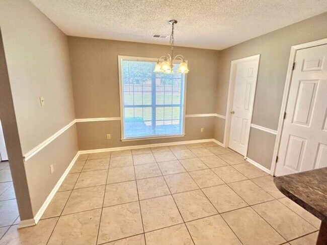 Foto del edificio - Now Leasing a Spacious 4-Bedroom 2 Bath Home