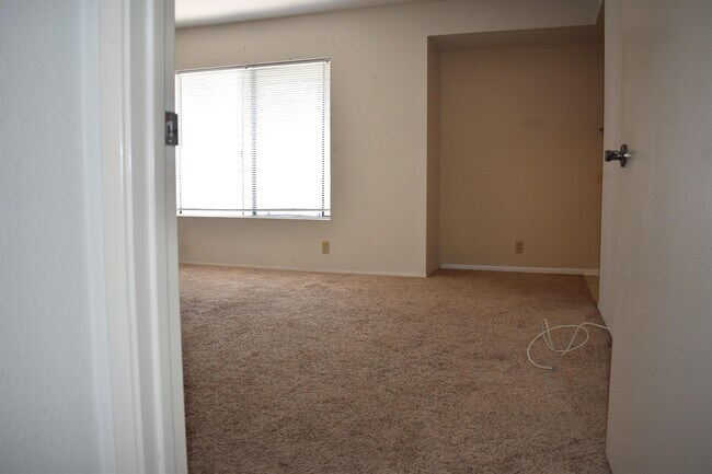 Building Photo - 3282 Caminito Eastbluff