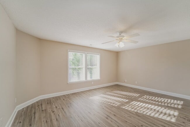 Foto del edificio - 712 Winborne Ave SW