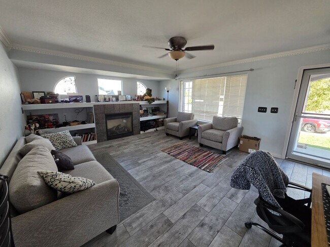 Foto del edificio - Stunning 4 Bed 3 Bath Home Near Peterson Air Force Base!!