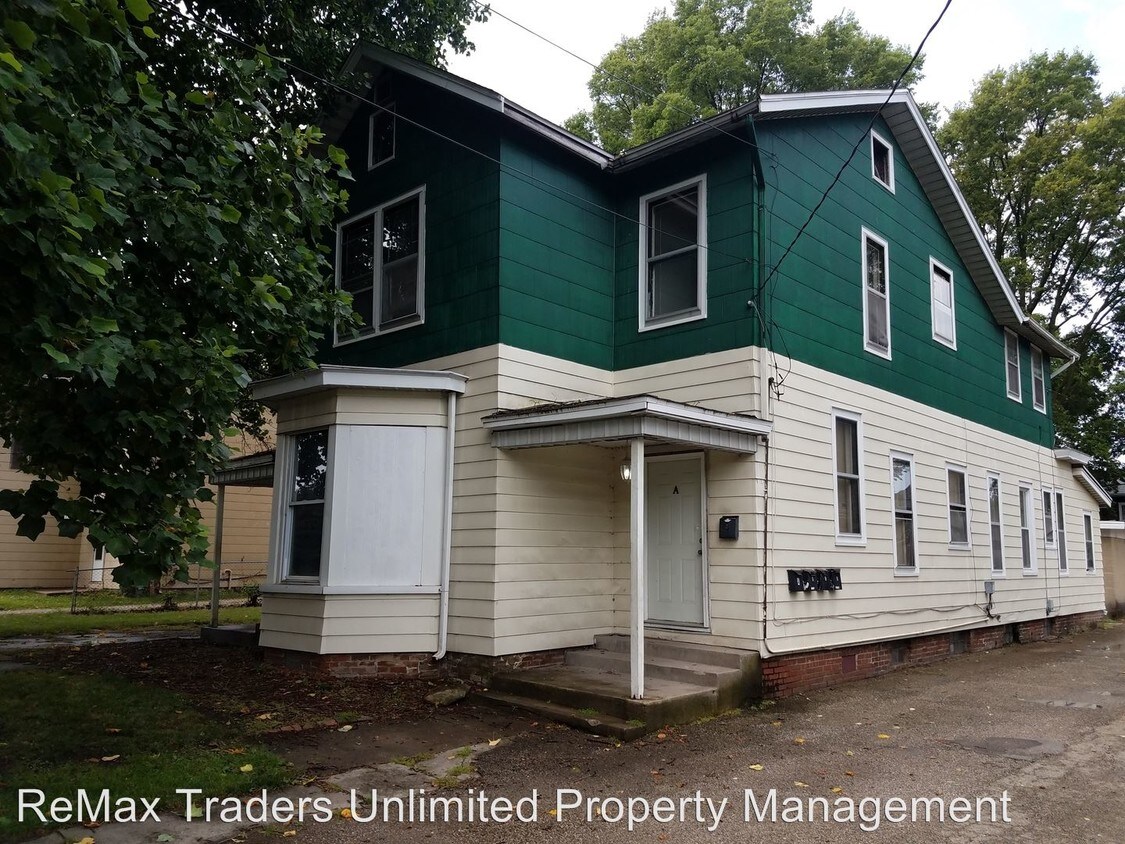 Primary Photo - 1209 N Sheridan Rd
