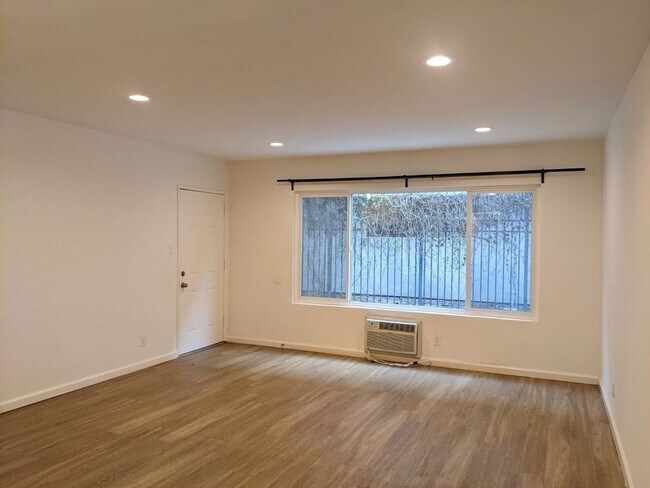 Foto del edificio - 6142 Eleanor Ave