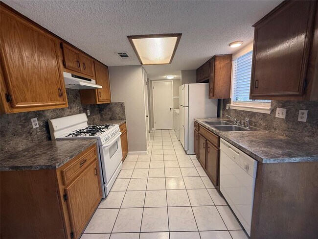 Foto del edificio - 7001 Winedale Dr