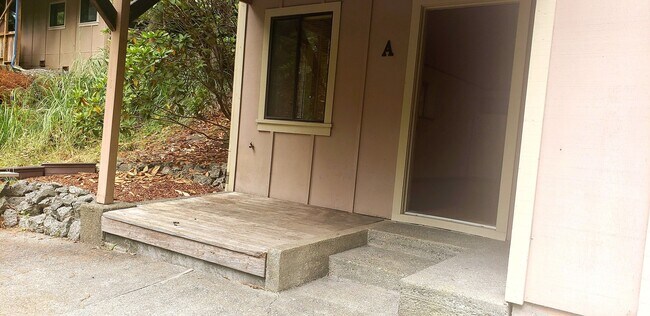 Building Photo - 1 Bedroom Unit in the Trees near HSU!