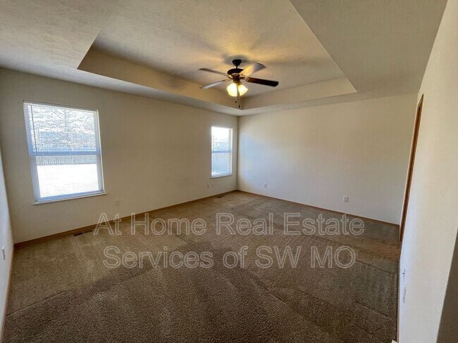 Foto del edificio - 1042 N Oxford Dr