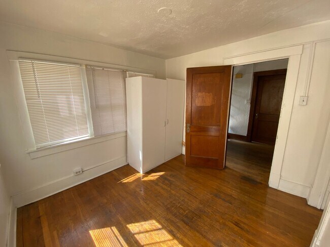 Building Photo - Spacious 3-Bedroom