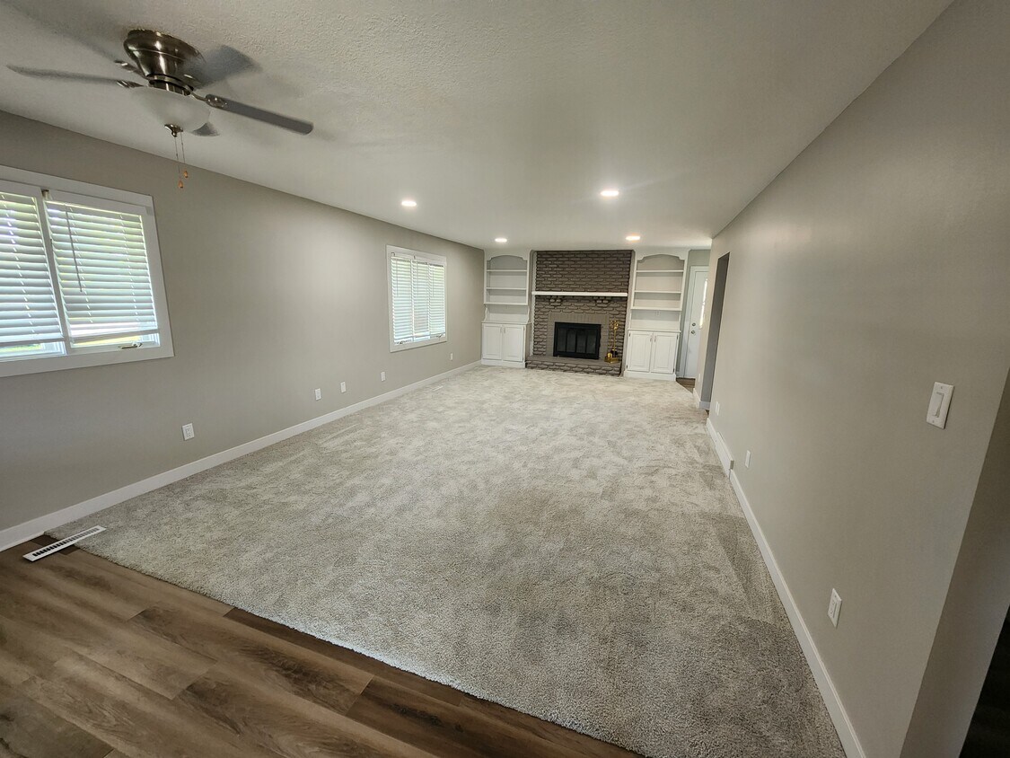 Sala de estar con chimenea - 4660 NW 62nd Ave
