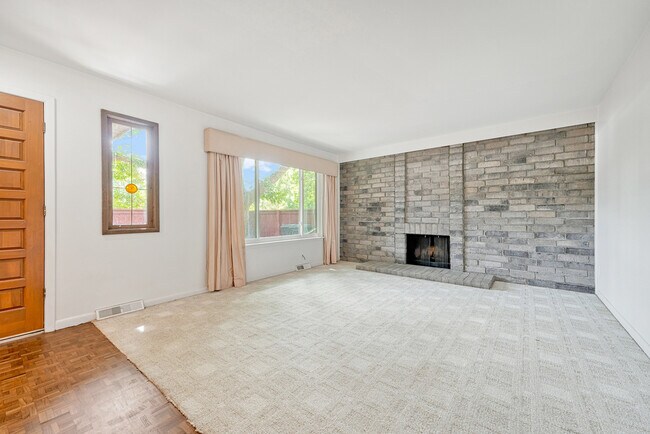 Foto del edificio - Spacious 3-Bed Condo with Finished Basement