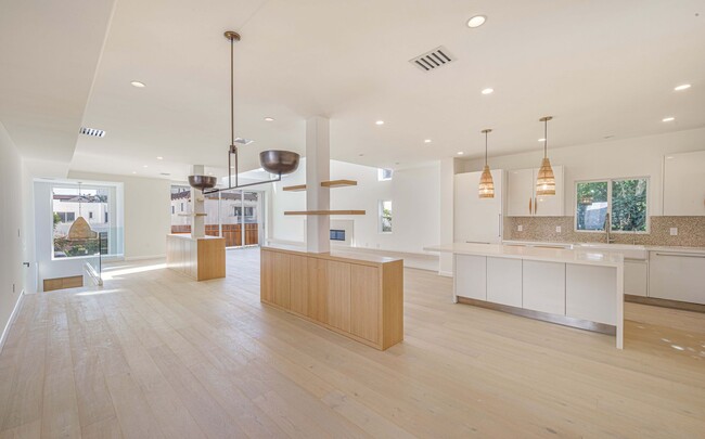 Foto del edificio - Designer remodeled Single Family Home with...