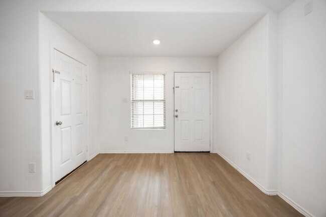 Foto del edificio - This charming 3-bedroom, 2-bath home, built in 2021