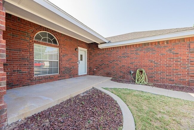Building Photo - 3 bed 2 bath home, 2 car garage