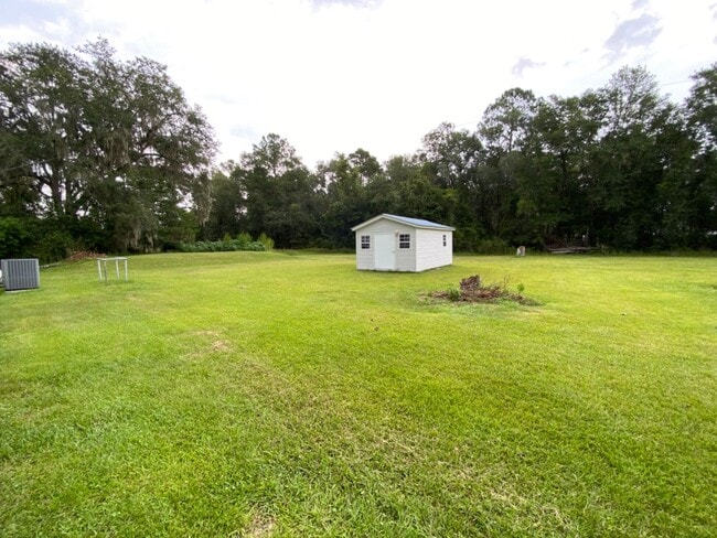Building Photo - 3 bedroom 2 bath Mobile Home on 1 acre in ...