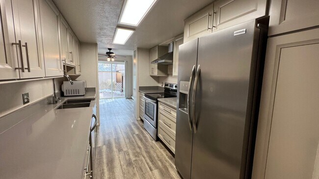 Foto del edificio - A spacious and well maintained (3) bed, (2.5) bath home between Campbell and Birch Lake.