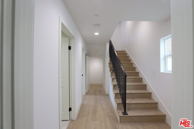 Building Photo - 1420 N Kingsley Dr