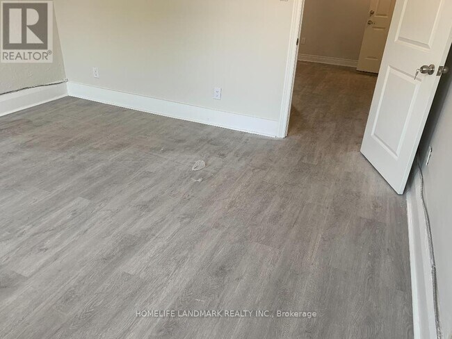 Building Photo - 461 Parliament St