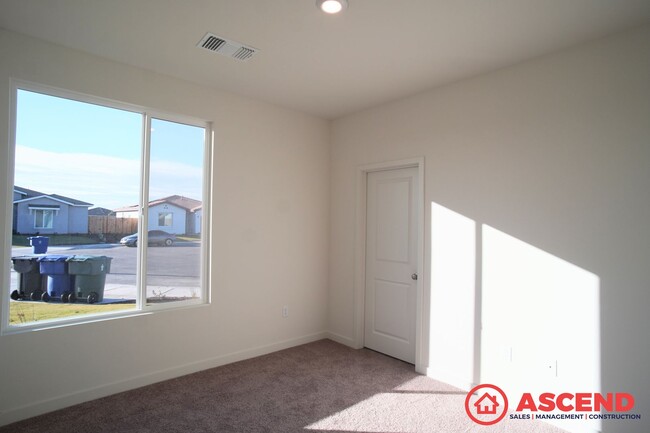 Foto del edificio - Newly Built Home South Bakersfield!