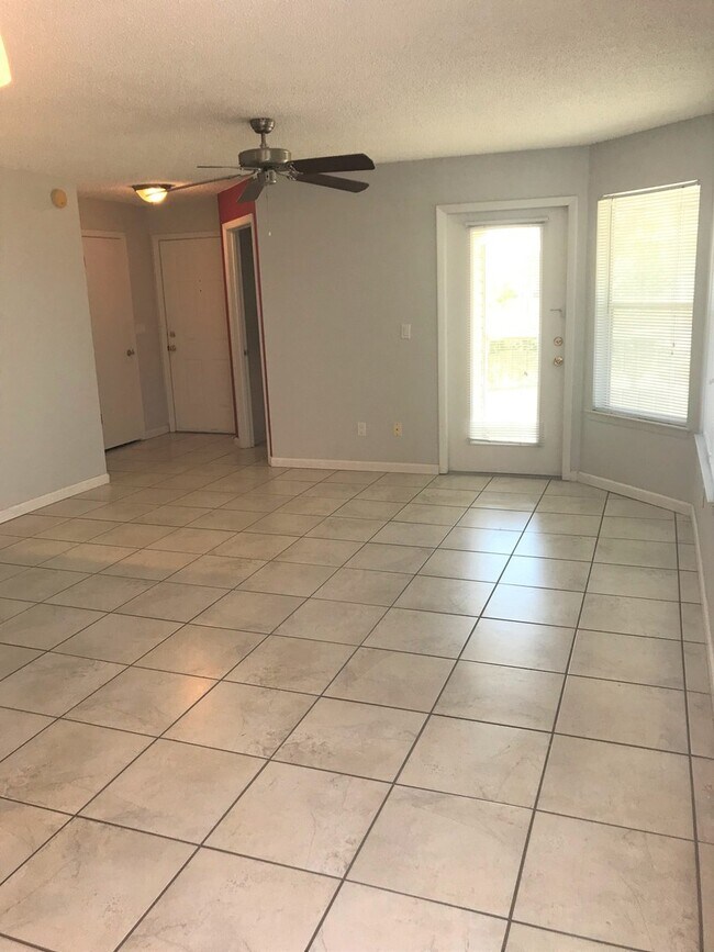 Foto del edificio - 2 Bedroom / 2 Bathroom Upstairs Condo with Large Screened Covered Porch