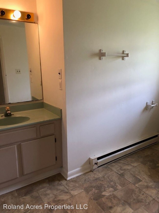 Building Photo - 2 br, 1 bath Apartment - 107 Cade Rd