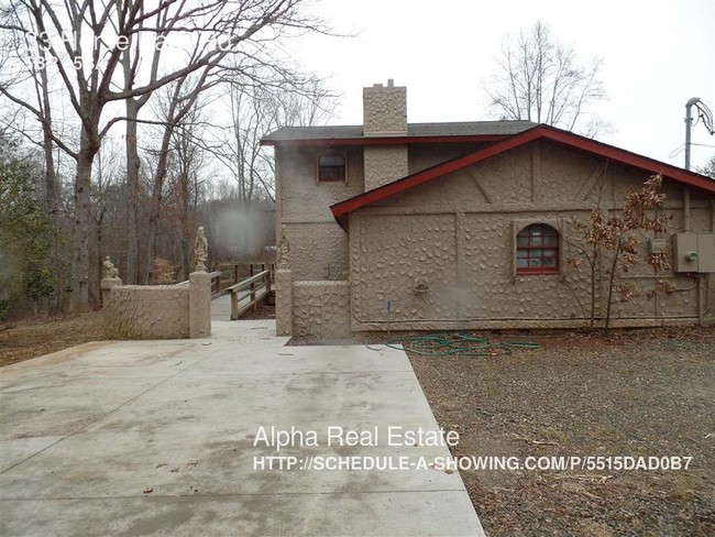 Building Photo - 33 Horsebarn Rd