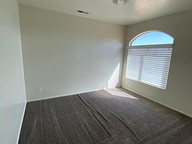 Building Photo - 3 Bedroom, 2 Bathroom Apartment with great...