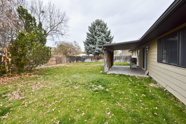 Building Photo - 3 Bedroom 2 Bathroom home in SW Boise