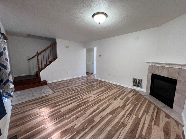 Building Photo - 131 Birchtree Ct