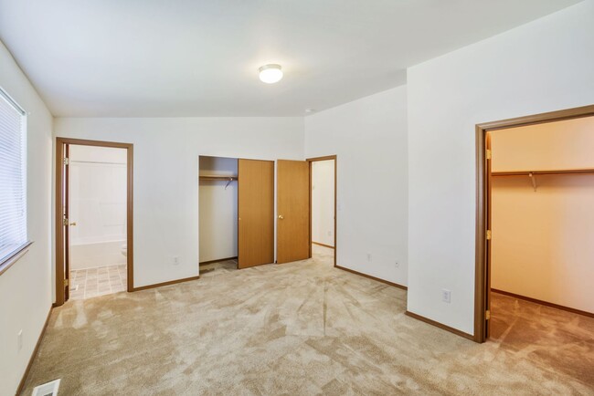 Building Photo - 4BR Split Level