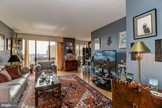 Building Photo - 1 br, 1 bath Condo - 1326-42 Spruce St #1306